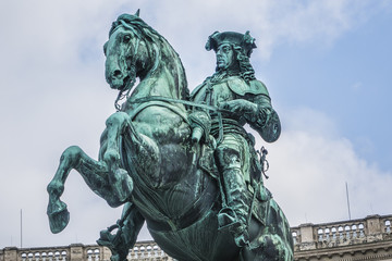 Fototapeta premium Equestrian statue (1865) of Prince Eugene of Savoy (general of the Imperial Army and statesman of the Holy Roman Empire) in front of Hofburg palace. Vienna, Austria.