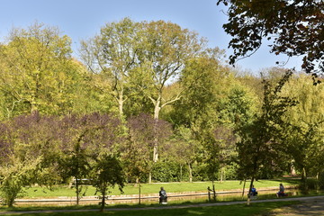 P&ecirc;cheurs &agrave; la ligne &agrave; l'ombre en face de la nature luxuriante au soleil ,le long du chenal principal au Vrijbroekpark &agrave; Malines