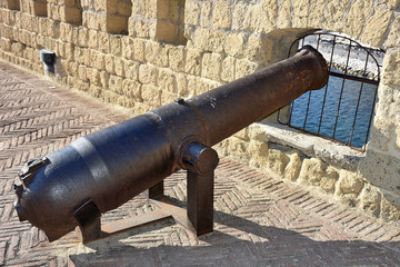 Napoli, Castel dell'Ovo (anno 1100 circa) è il castello più antico della città di Napoli, sorge sull'isolotto di tufo di Megaride. Cannone suile terrazze.