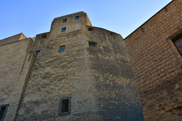 Napoli, Castel dell'Ovo (anno 1100 circa) è il castello più antico della città di Napoli, sorge sull'isolotto di tufo di Megaride. Facciata laterale.