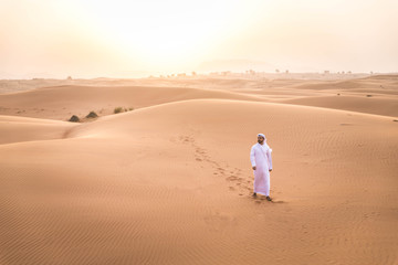 Fototapeta na wymiar Arabic man in the desert
