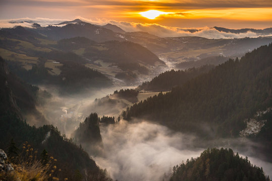 Fototapeta View from sokolica, sunrise. Pieniny, Poland.