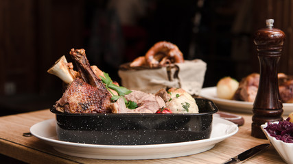 Schäufele mit Ente, Haxn und Schweinebraten mit Knödeln