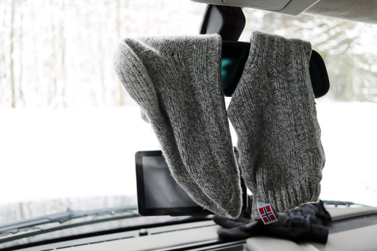 Norweger Socken trocknen am R&uuml;ckspiegel