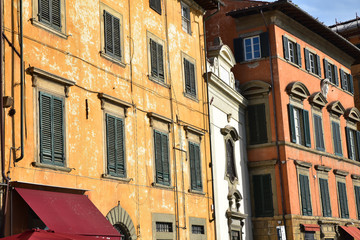 Naklejka premium Palais rose et jaune à Pise en Toscane, Italie