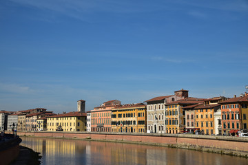 Fototapeta na wymiar Palais colorés des quais de l'Arno à Pise en Toscane, Italie