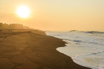 Obraz premium Sunset at Beach with Black Sand in Monterrico, Pacific coast of Guatemala. 