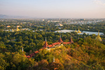 Obraz premium Mandalay town view from the above of Mandalay hill, Myanmar.