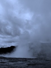 Fototapeta na wymiar Geysir auf Island spitzt