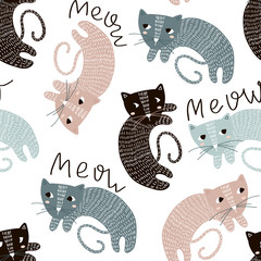 Kinderachtig naadloos patroon met schattige artistieke katten. Trendy Scandinavische vector achtergrond. Perfect voor kinderkleding, stof, textiel, kinderkamerdecoratie, inpakpapier
