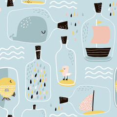 Nahtloses Muster mit Hand gezeichnetem Seeglas mit Meereselementen. Kindliche Textur für Stoff, Textil, Bekleidung. Vektorhintergrund