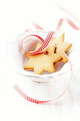 Gingerbread cookies with check ribbon in a bowl