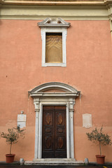 Fototapeta na wymiar Façade rose de l'église San Giuseppe à Pise en Toscane, Italie