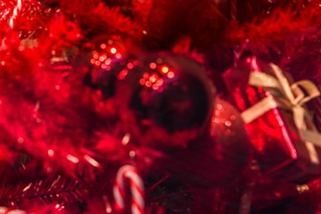 Unscharf Fotografierter roter Weihnachtsbaum mit roter Dekoration