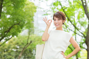 Fototapeta premium 笑顔の女性 外出