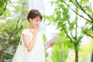 笑顔の女性　タブレットコンピューター