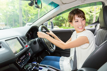 女性と自動車