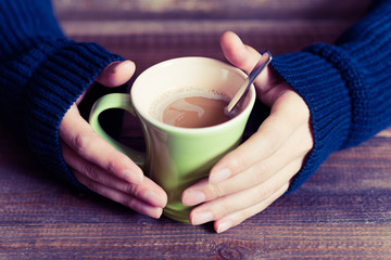 マグカップを持つ手