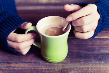 マグカップを持つ手