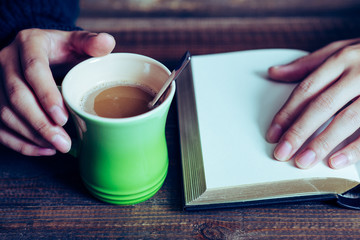 マグカップを持つ手