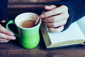 マグカップを持つ手