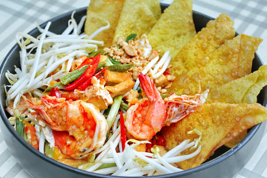 Pad Thai with prawn and crisy wonton ,bean sprouts .