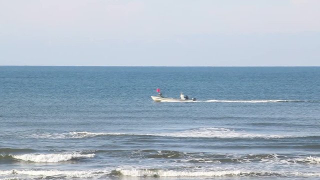 海上を横切る漁船