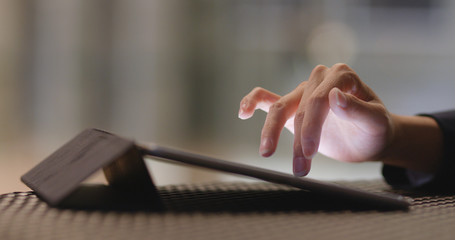 Use of tablet computer at night