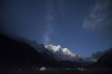 Tissu par mètre Lhotse Camp de Tsoshutrima sous le ciel bleu de la nuit