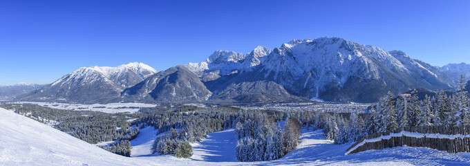 winterlicher Blick auf Mittenwald und das Karwendel-Massiv