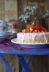 Erdbeer-Quarksahne-Torte mit weißem Schokoladenguss