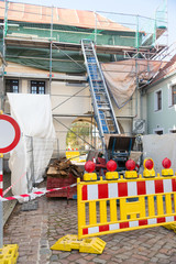 Baustelle / abgesperrte Baustelle an einem Haus