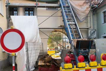 Baustelle / abgesperrte Baustelle an einem Haus