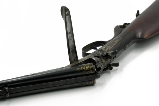 Liegendes, aufgeklapptes altes Gewehr, Flinte 