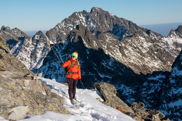 Naklejka premium Successful woman backpacker taking selfie, enjoy the view on snow mountain peak.