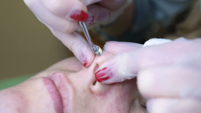 Mechanical facial cleansing in the beauty salon