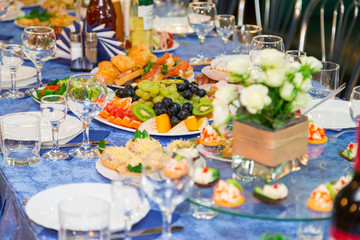 Served tables at the Banquet. Drink, alcohol, delicacies and snacks. Catering. A reception event.
