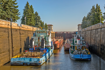 Barge tug in gateway