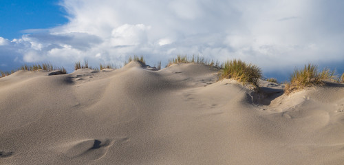 Fototapeta na wymiar Wolkenformation über einer Sanddüne