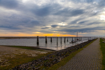 Fototapeta na wymiar Hafeneinfahrt Spiekeroog mit Wolkenpanorama