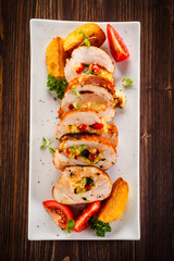 Stuffed chicken fillets and vegetables 
