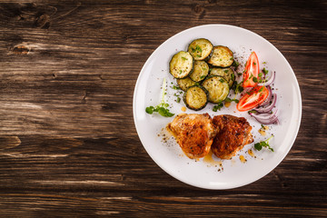 Barbecued chicken leg with vegetables 