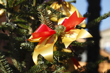 Rot-Goldene Schleife an einem Weihnachtsbaum, Weihnachtsdekorati