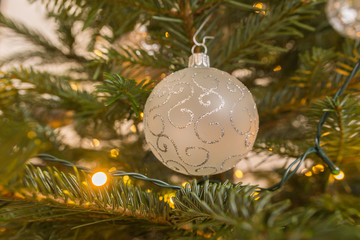 Kugel am Weihnachtsbaum mit Licht