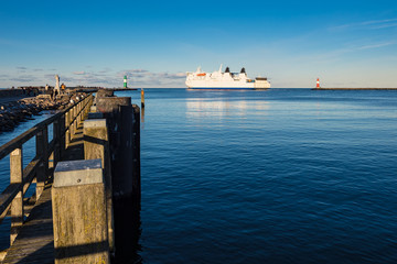 Mole an der Ostseeküste in Warnemünde