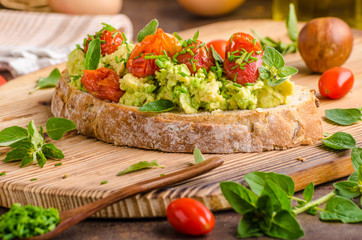 Avocado spread with tomatoes