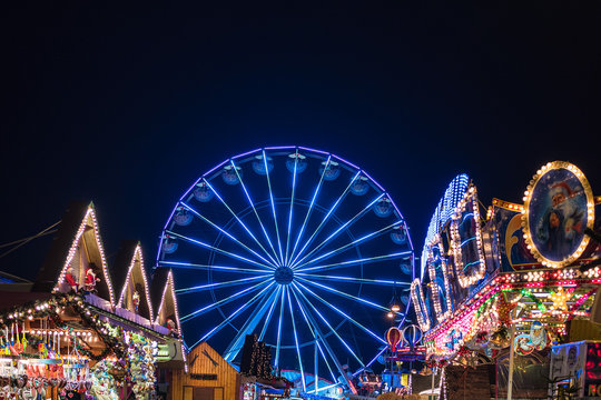 Ein Riesenrad auf dem Rostocker Weihnachtsmarkt
