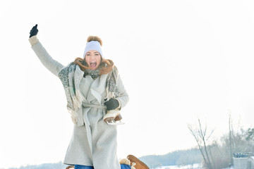 Frau lacht begeistert im Winterurlaub