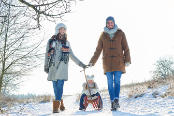 Familie beim Winter Spaziergang im Schnee