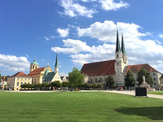 Wallfahrtsstätte Altötting, Bayern, Deutschland : Blick über den Kapellplatz zur Gnadenkapelle...